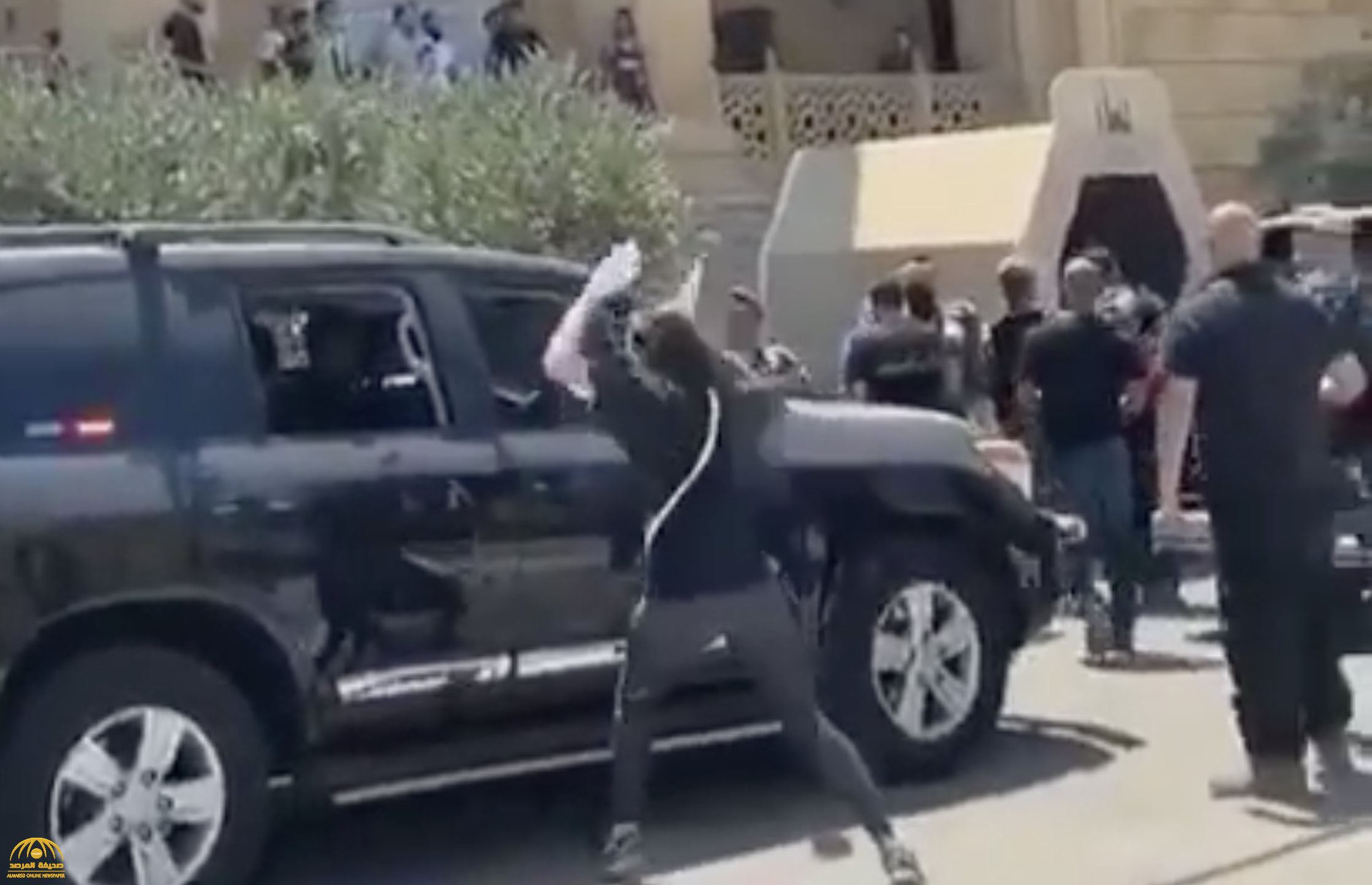 شاهد : لبنانيون يعترضون  موكب " الحريري" و قوات الأمن تتدخل