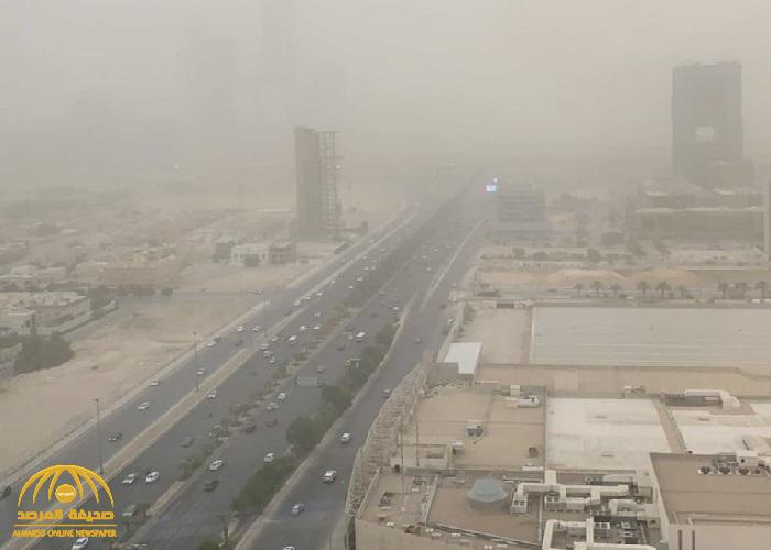 شاهد.. موجة غبار كثيف تُخفي معالم أبراج الرياض وتُغيّر لون السماء!