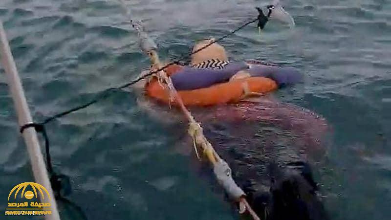 بالفيديو .. صياد يعثر على امرأة وسط البحر بعد عامين من اختفائها .. والكشف عن حالتها الصحية!
