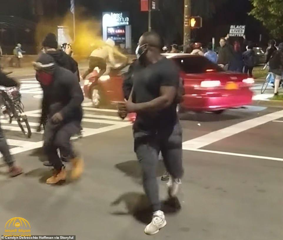 شاهد : سائق أمريكي  يرش مادة غريبة في وجه المتظاهرين السود  ويدهس أحدهم !