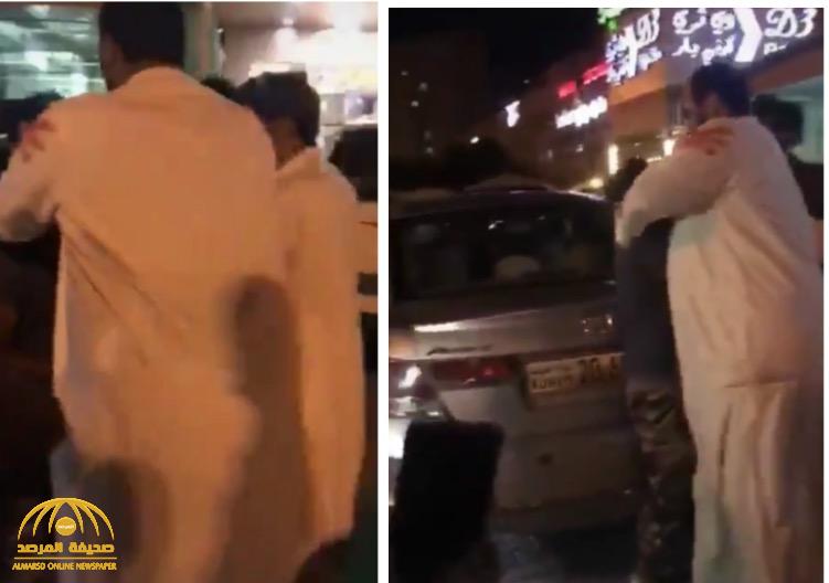 بعد نشره فيديو "يهين القرآن".. شاهد: أشخاص يعتدون بالضرب على "وافد" في الكويت