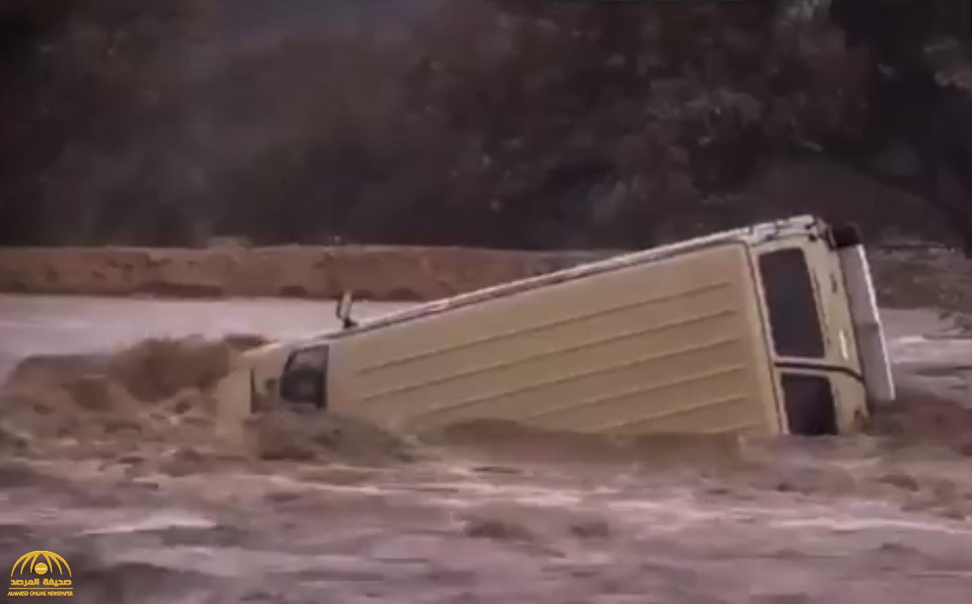شاهد: فيديو يرصد لحظة مجازفة بعض السائقين بعبور مجاري السيول .. والأرصاد تحذر من "شيء خطير"