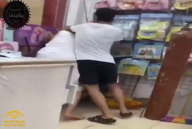 تفاصيل جديدة بشأن فيديو الاعتداء على مصري بالضرب في الكويت .. وأول تعليق من القاهرة