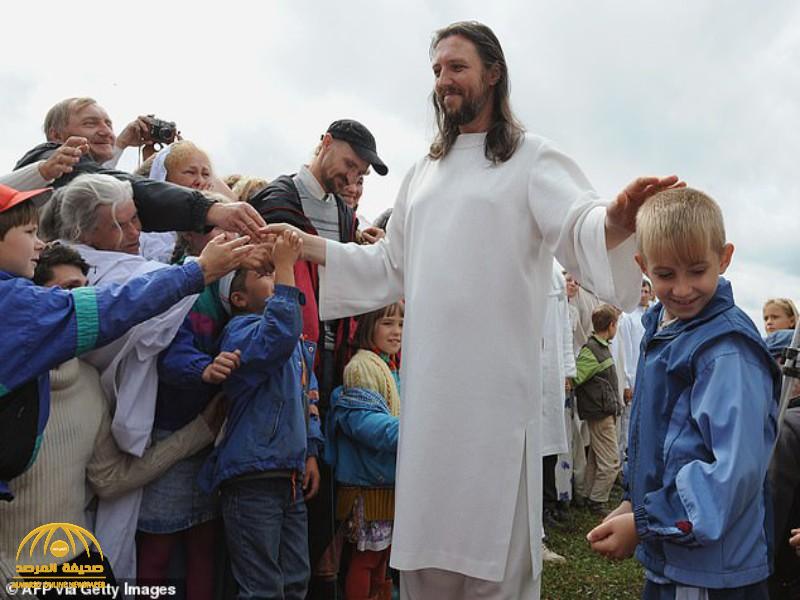 روسي يعلن بأنه “يسوع المسيح ” وأتباعه بالآلاف.. ويصف وباء كورونا بالنعمة - صور وفيديو