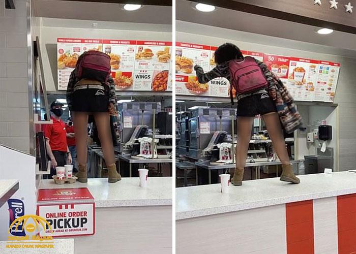 شاهد : ردة فعل فتاة أمريكية "جائعة" تجاه العاملين في مطعم كنتاكي بعد أن رفضوا التعامل معها لعدم ارتدائها الكمامة