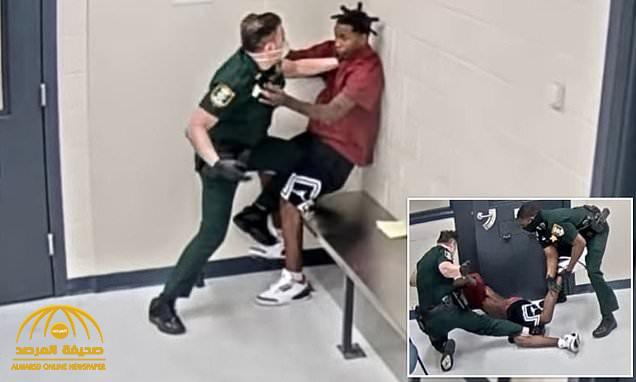 شاهد: ضابط أمريكي يركل "فتى أسود" بالأرجل ويوجه له لكمات عنيفة.. والسبب غير متوقع!
