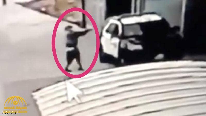 دون سبب أو إنذار.. شاهد: مسلح يطلق النار على رجلي شرطة بلوس أنجلوس!