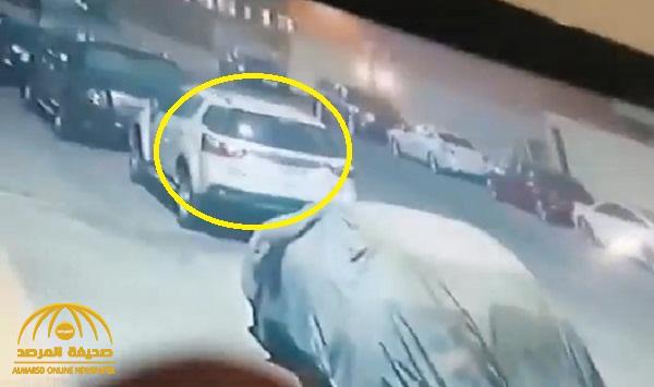 شاهد .. شخص يتعمد صدم سيارة مواطنة متوقفة في جدة