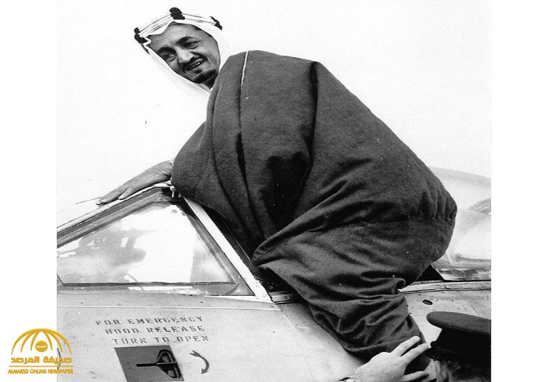 شاهد: صورة نادرة لـ "الملك فيصل" وهو يصعد طائرة حربية.. والكشف عن تاريخ ومكان التقاطها