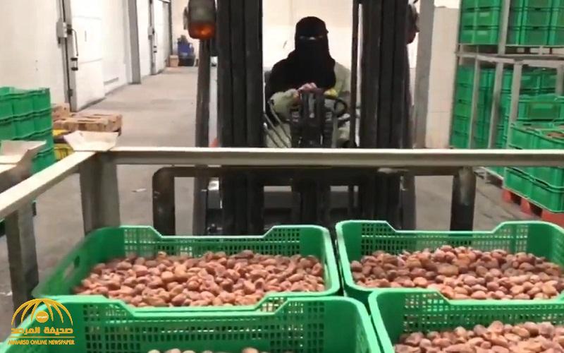 شاهد : سعوديات يقتحمن مجال قيادة رافعات التحميل وتعبئة وفرز التمور في أول مصنع نسائي بالأحساء