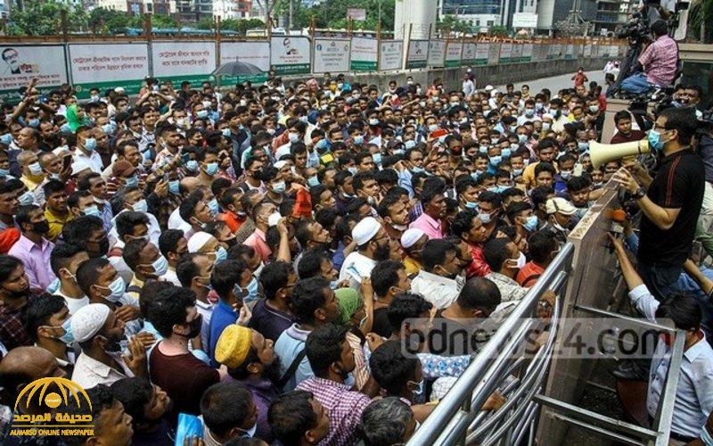 شاهد .. تجمهر 800 عامل بنجلاديشي للحصول على تذاكر سفر للسعودية