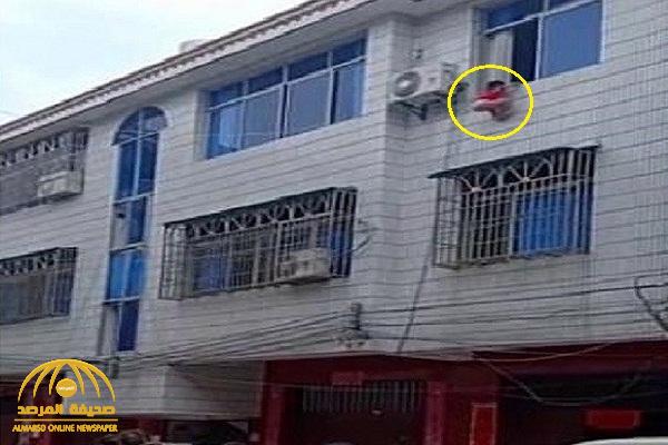 شاهد : لحظة سقوط طفلة صينية من الطابق الثالث .. والكشف عن مصيرها