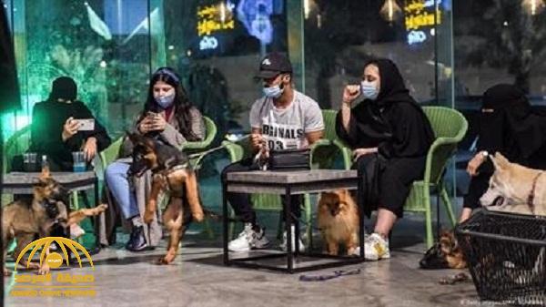 "كويتية" صاحبة أول مقهى لعشاق الكلاب في المملكة تكشف كيف "استلهمت" الفكرة ! – فيديو