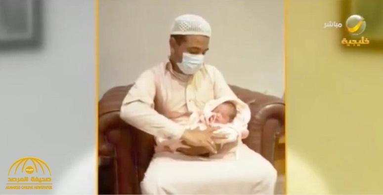 بالفيديو .. مواطن يكشف تفاصيل ولادة زوجته في السيارة أمام مستشفى حكومي بمكة واحتجاز الأطباء للمولودة