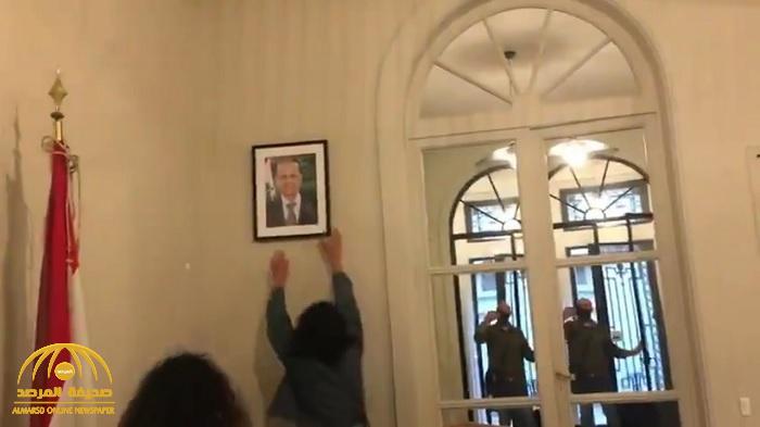 شاهد: لبنانيات يحطمن صورة "ميشال عون" المعلقة داخل قنصلية بيروت في باريس