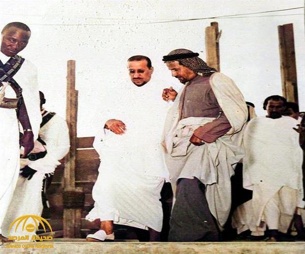 صورة نادرة للملك سعود بملابس الإحرام مع محمد بن لادن .. والكشف عن مناسبتها