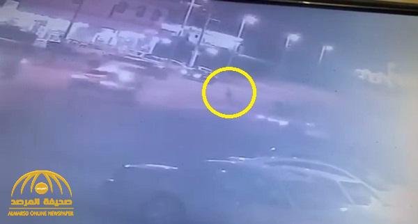 شاهد : سيارة مسرعة تصدم شخصاً وتدهسه أثناء عبوره الطريق في "أضم"