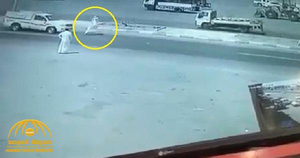 فيديو صادم .. شاهد: سيارة تدهس مسناً أثناء عبور الطريق في القنفذة