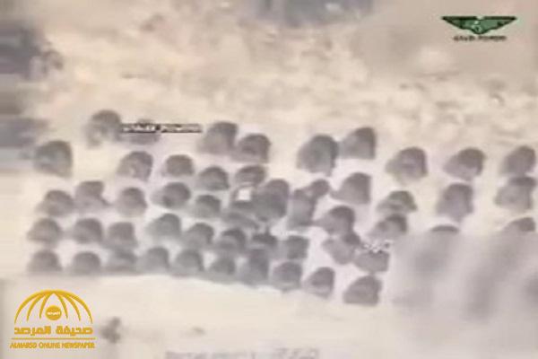 شاهد.. ضربة دقيقة لمقاتلات التحالف تستهدف معسكراً لميليشيا الحوثي وتفتك بـ 100 من عناصرها