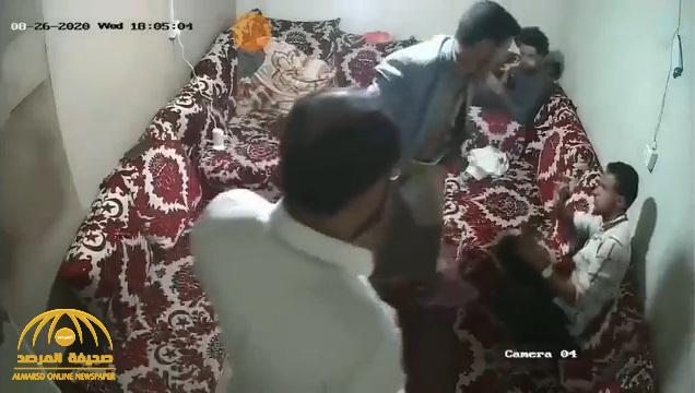 شاهد فيديو مروع : تعذيب شاب يمني على يد حوثيين  قبل قتله في صنعاء