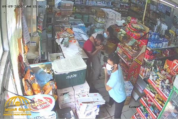 شاهد: سطو شابين على بقالة وخنق البائع وسرقة مبلغ من الصندوق