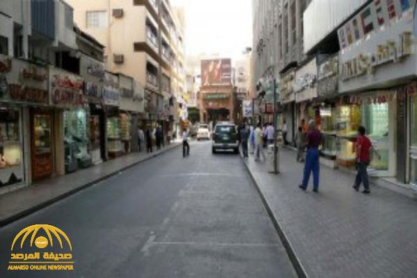 مصري يخلع جميع ملابسه في الشارع وأمام الناس بدبي.. والسبب غريب!