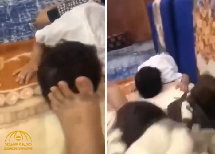 شاهد: أب سعودي يعذب طفله ويرسل الفيديوهات إلى طليقته المصرية.. والسبب صادم!