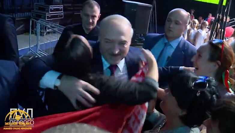أحمر الشفاه على خده .. شاهد : نساء يحتضن ويقبلن رئيس بيلاروسية "لوكاشينكو"