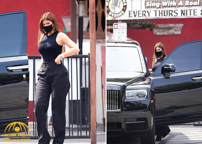 بالصور ..  "كايلي جينر" ترتدي كمامة سوداء وملابس "ساترة " بعد خروجها من مطعم شهير في كاليفورنيا