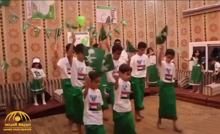 شاهد.. أطفال اليمن يرقصون بأعلام المملكة احتفالًا باليوم الوطني السعودي الـ90