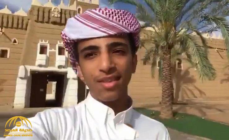 بطلاقة وفصاحة كأنه أجنبي.. شاهد: شاب سعودي يشرح بلهجة بريطانية تاريخ أحد معالم نجران الأثرية