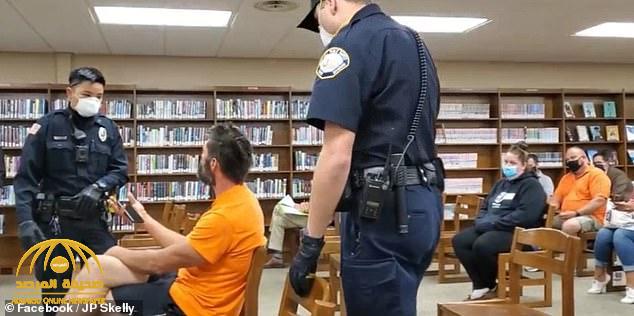 شاهد .. ردة فعل شرطيان أمريكيان تجاه رجل رفض وضع "كمامة" في اجتماع مدرسي