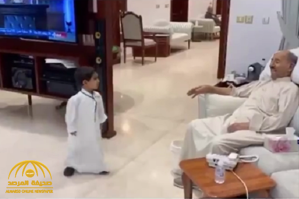 شاهد.. فيديو متداول لأمير الكويت الراحل "صباح الأحمد " وهو يمازح  طفلا  يشعل تويتر