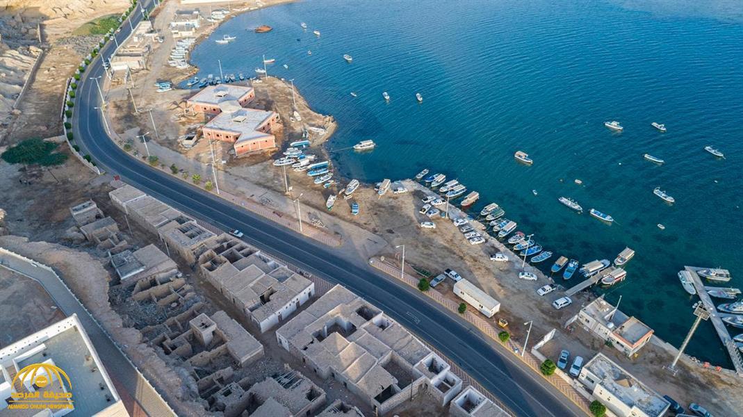 "مبنية بالطين بالكامل".. شاهد: صور "ساحرة" لبلدة سعودية تطل على البحر الأحمر