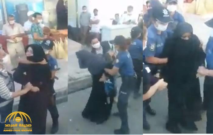 شاهد.. كيف تعاملت الشرطة التركية مع نساء "محجبات" أثناء اعتقالهن !