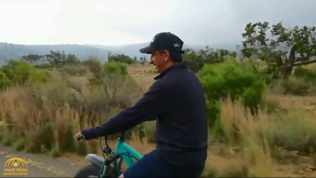 شاهد .. وزير السياحة يقود دراجة في جبال السودة !