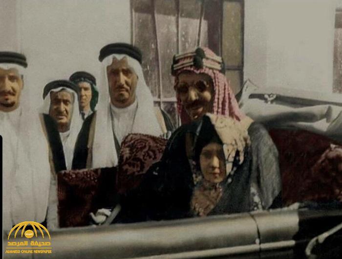 شاهد: صورة نادرة لـ"الملك عبدالعزيز" وبجانبه طفلة في سيارته.. والكشف عن اسمها واسم الأميرين الواقفين !