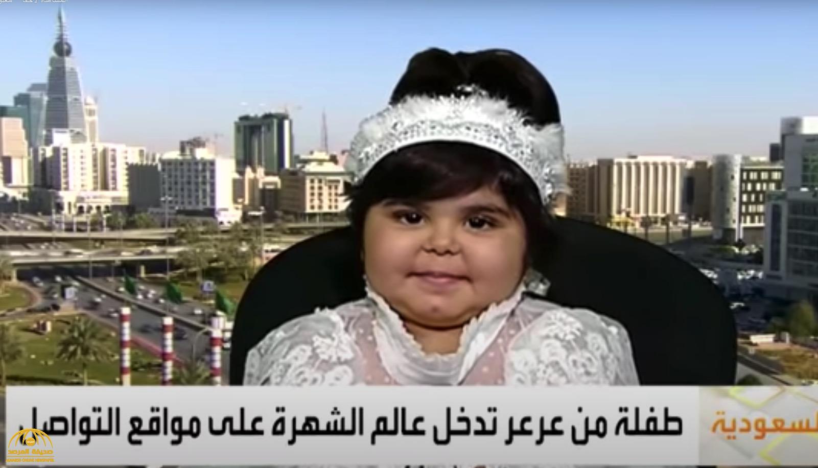 شاهد : طفلة سعودية تلفت الأنظار إليها بعد فيديوهات .. وهكذا وصفت لقاءها بمحمد عبده