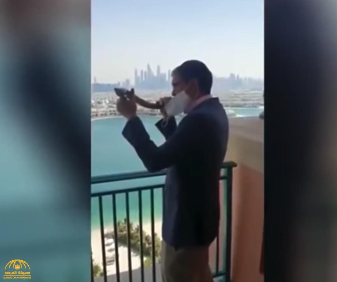 شاهد .. حاخام يهودي يمارس طقوسه الدينية وينفخ "الشوفار" في دبي بمناسبة رأس السنة العبرية