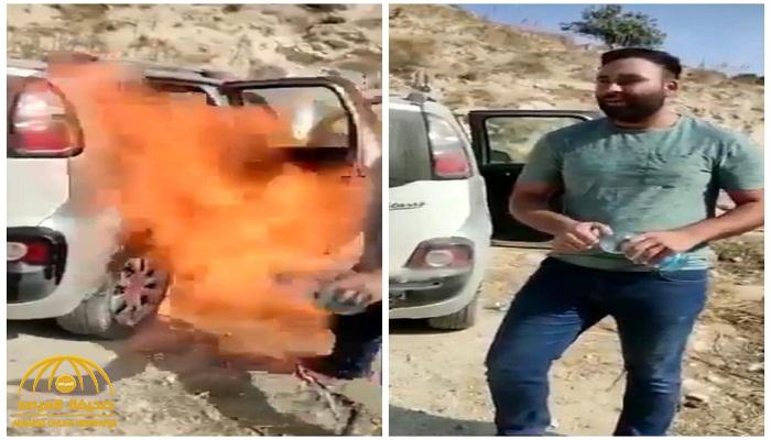 شاهد.. شاب فلسطيني يسكب بنزين على سيارته الفرنسية ويحرقها نصرة للرسول: "رسالة لماكرون الظالم"!
