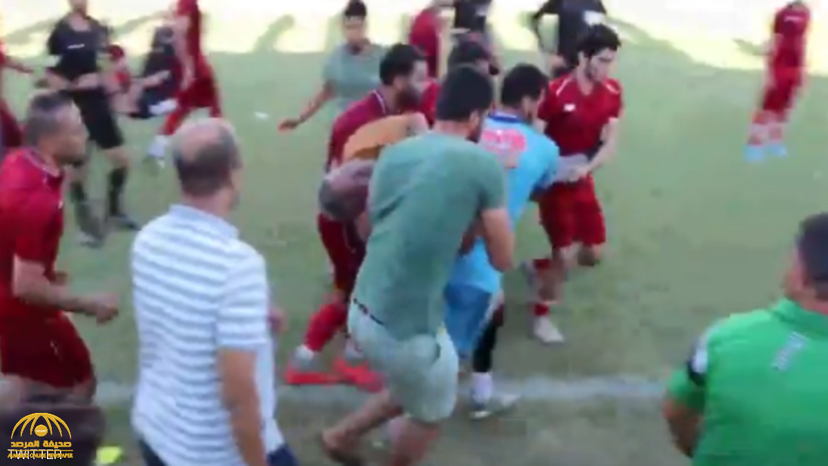 شاهد .. لحظة وفاة مدرب فريق مصري أمام أعين لاعبيه ونجله  ينهار على أرضية الملعب