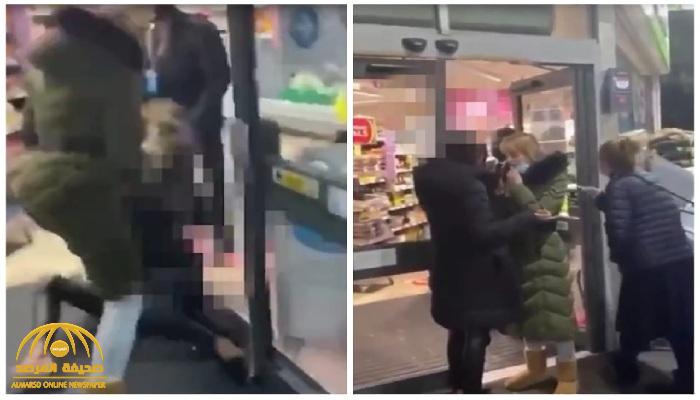 شاهد : فتاة تعتدي بوحشية على متسوقة رفضت ارتداء الكمامة داخل أحد المتاجر