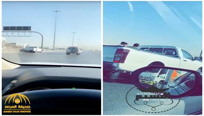 شاهد: سائق يغمى عليه على طريق بـ"الرياض" .. والسيارة تسير بمفردها وتصطدم بحاجز إسمنتي