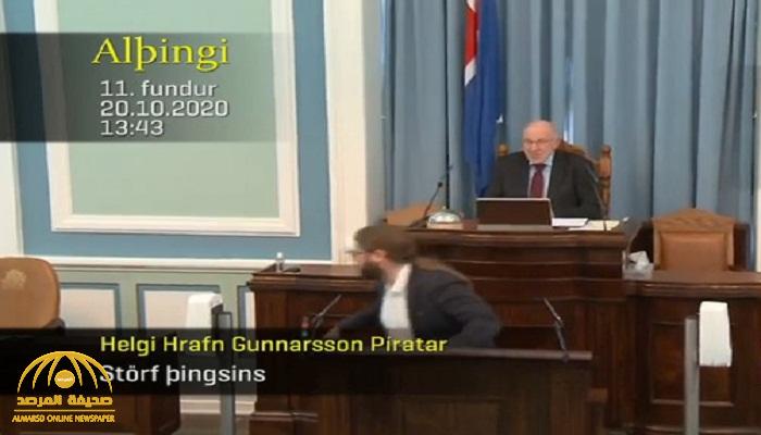 بالفيديو: هزة أرضية تقطع جلسة البرلمان الإيسلندي .. وهروب أحد الأعضاء