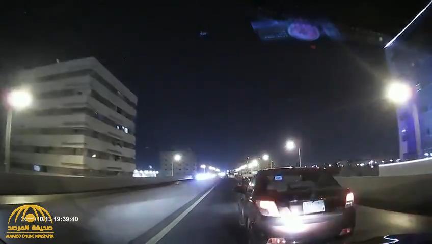شاهد: قائد مركبة يضايق سيارة تقودها امرأة على طريق سريع !