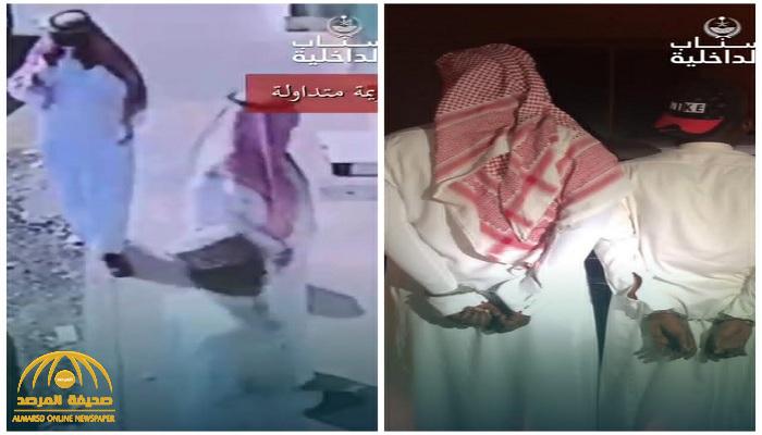 شاهد: القبض على شخصين سرقا مسنًا بطريقة ماكرة في حي العود بـ"الرياض" .. والكشف عن جنستيهما