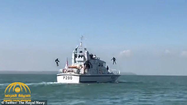 على غرار الرجل الحديدي.. شاهد : عناصر البحرية البريطانية يطيرون في الهواء لاقتحام سفن العدو - فيديو وصور