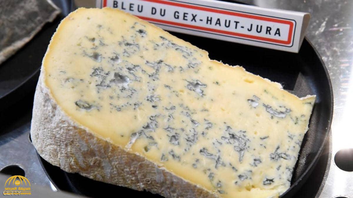 طريقة صنع "الجبن الأزرق" وسر اكتسابه هذا اللون .. وتخلص منه على الفور في هذه الحالة !