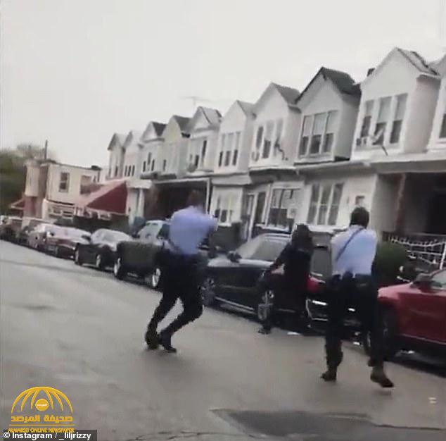 شاهد : الشرطة الأمريكية تنهي حياة شاب أسود بوابلا من الرصاص أمام "والدته" في شارع بمدينة فيلادلفيا