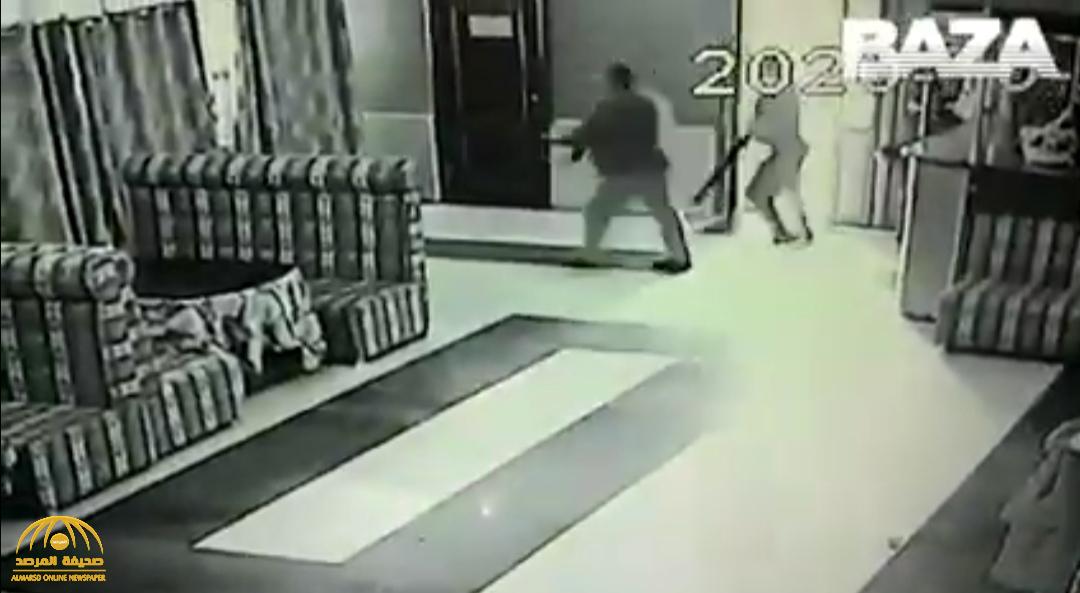 فيديو صادم.. شاهد: مسلحون يقتحمون مقهى ويقتلون رياضي بالفنون القتالية.. والكشف عن سبب الجريمة!